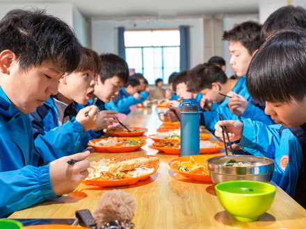 镇巴学生用餐