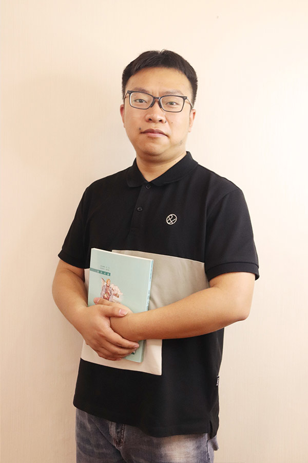 镇巴杨斌 本科学历，毕业于西安航空学院